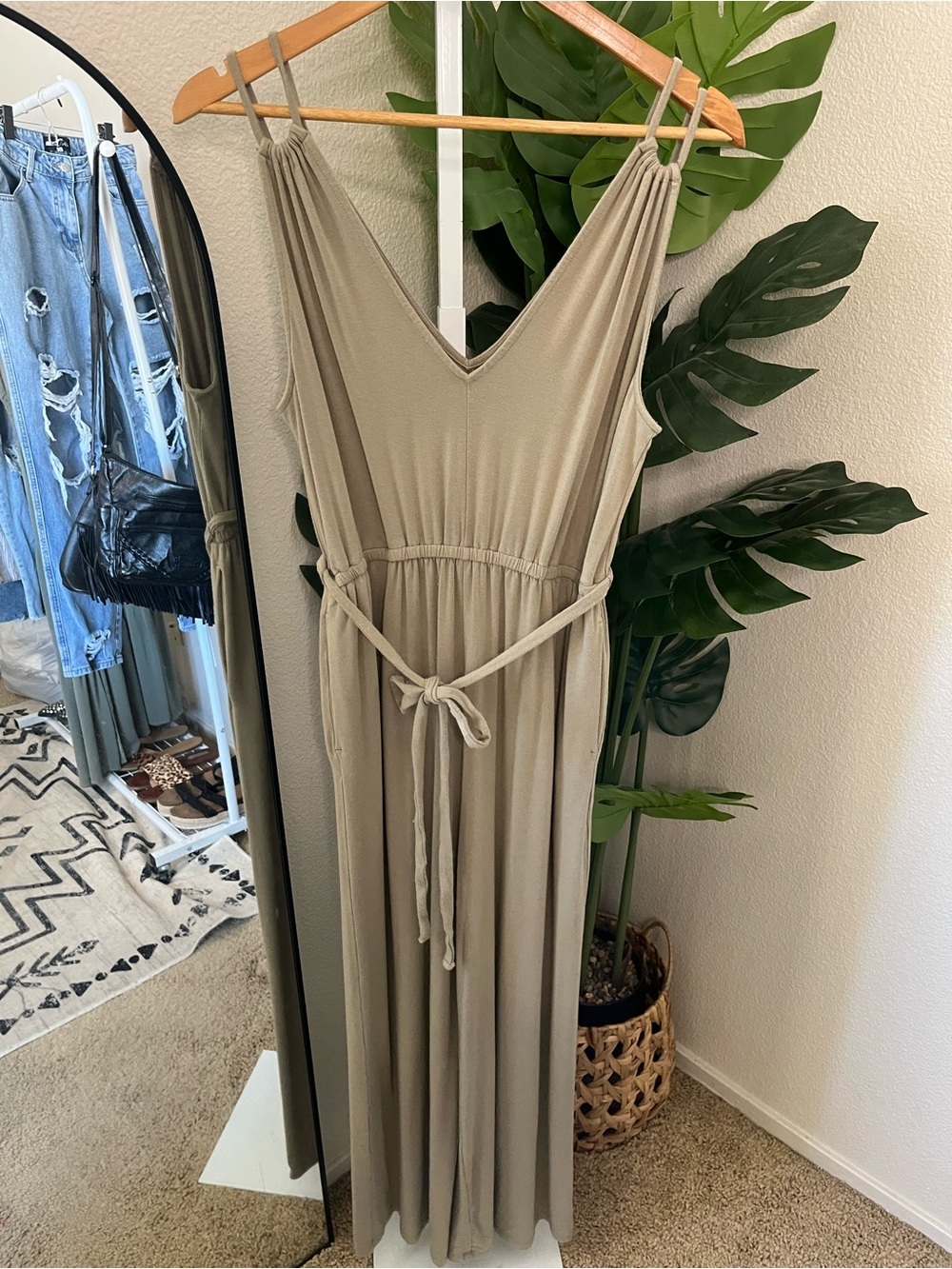 ✨ Old Navy Taupe V-Neck Tie Waist Jumpsuit size Medium